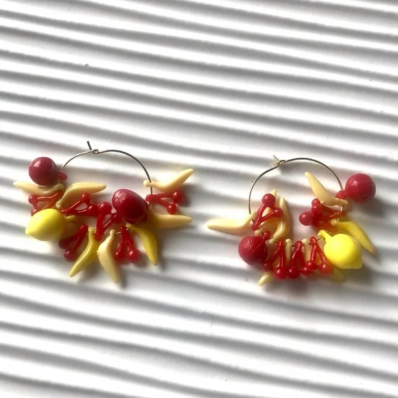 Vintage 60’s fruit bunch charm gold tone hoop earrings - Picture 2 of 2